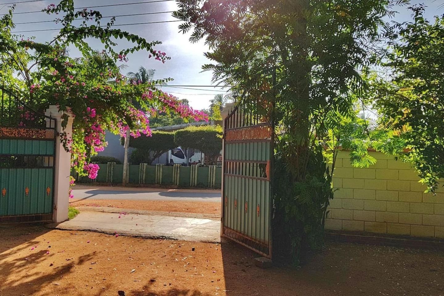 Saubagya Inn Anuradhapura Buitenkant foto