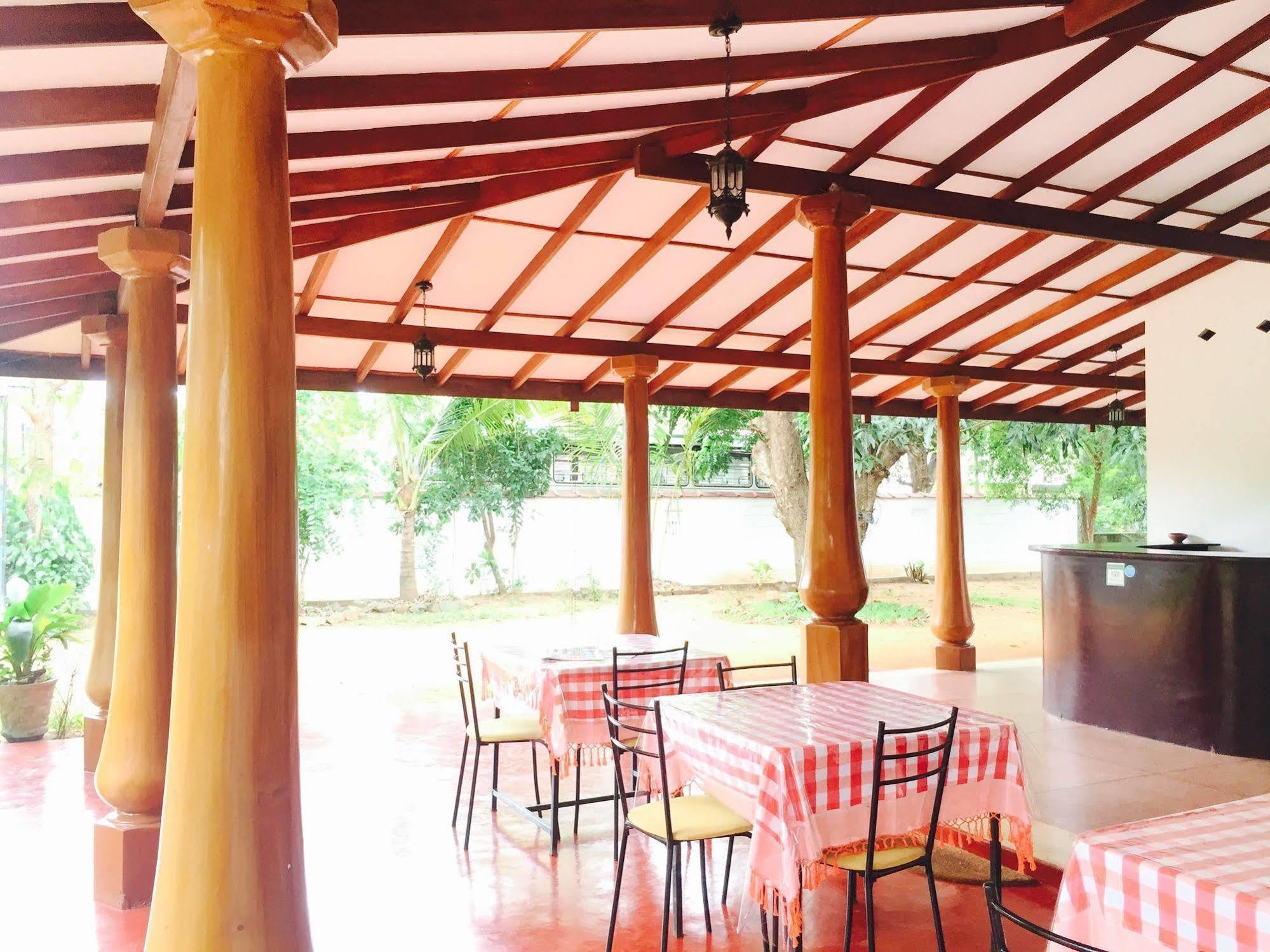 Saubagya Inn Anuradhapura Buitenkant foto